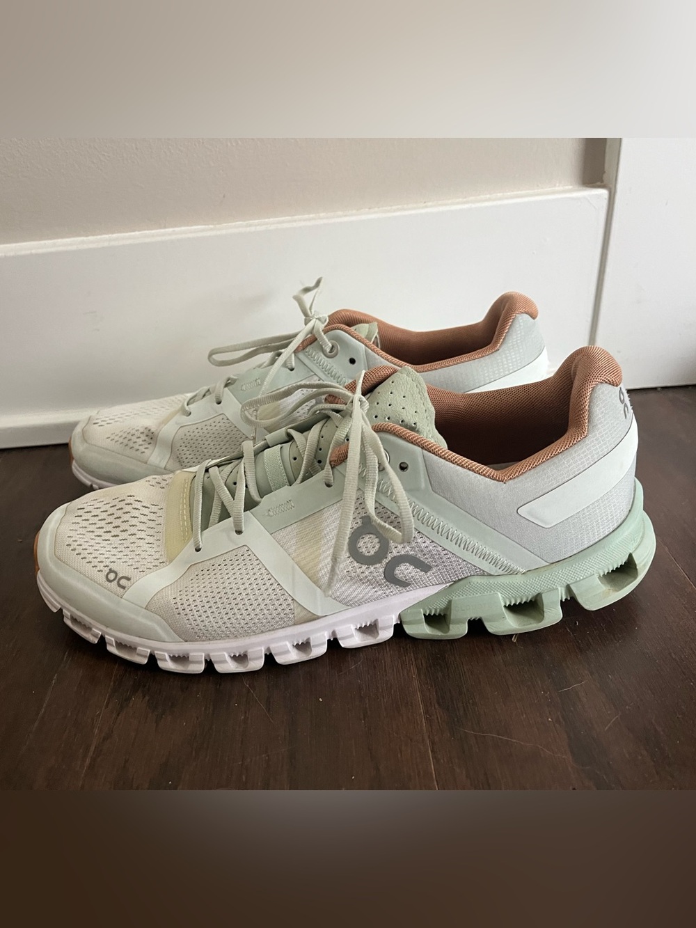 On Running Cloudflow Running Shoes Womens 9 Aloe/White